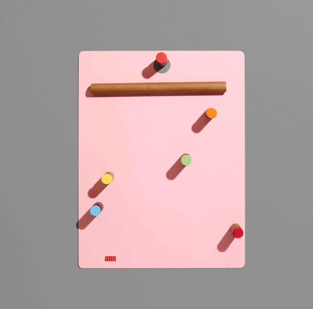 the magnetic board - pink + 5 magnetic hooks - multi-color