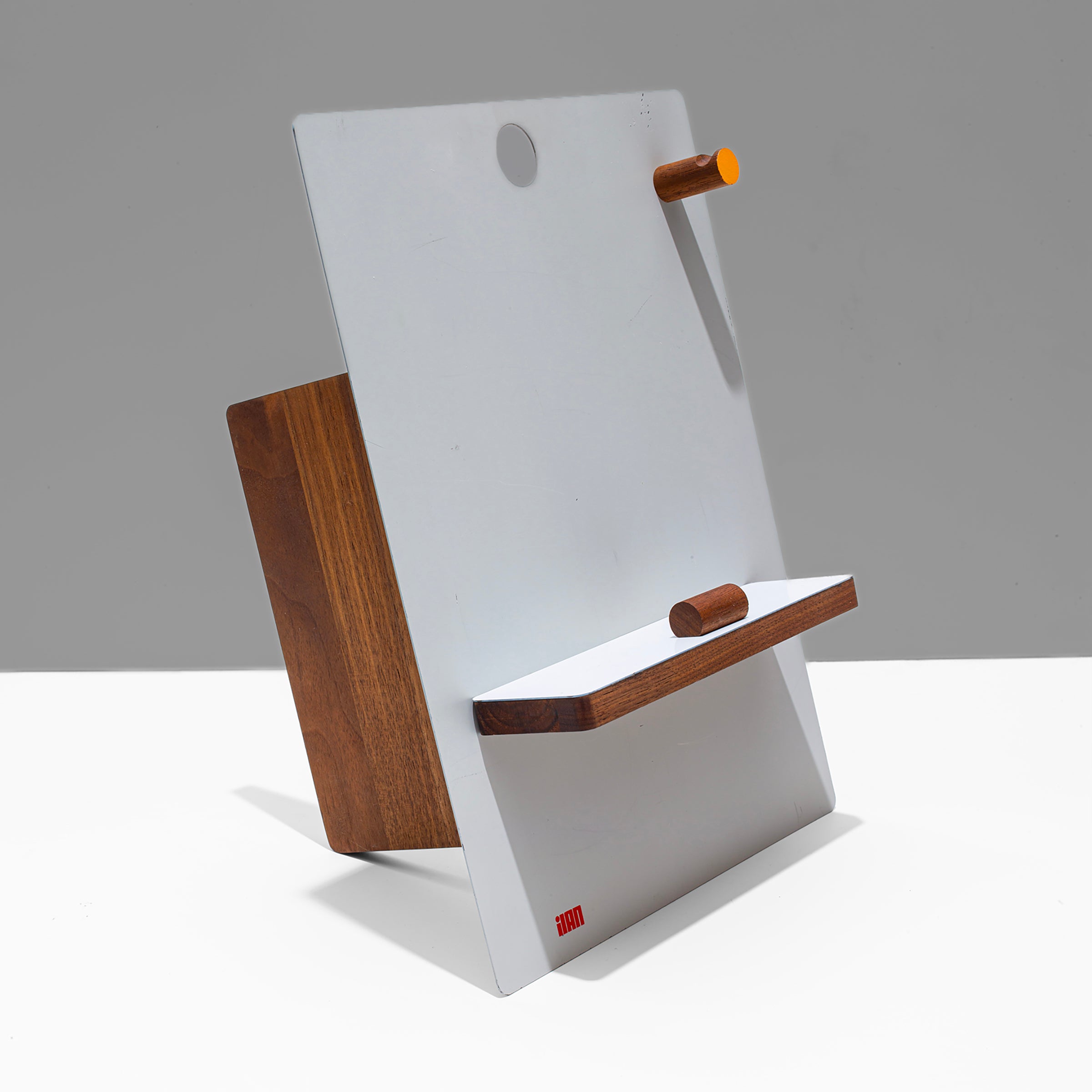 the easel - gray