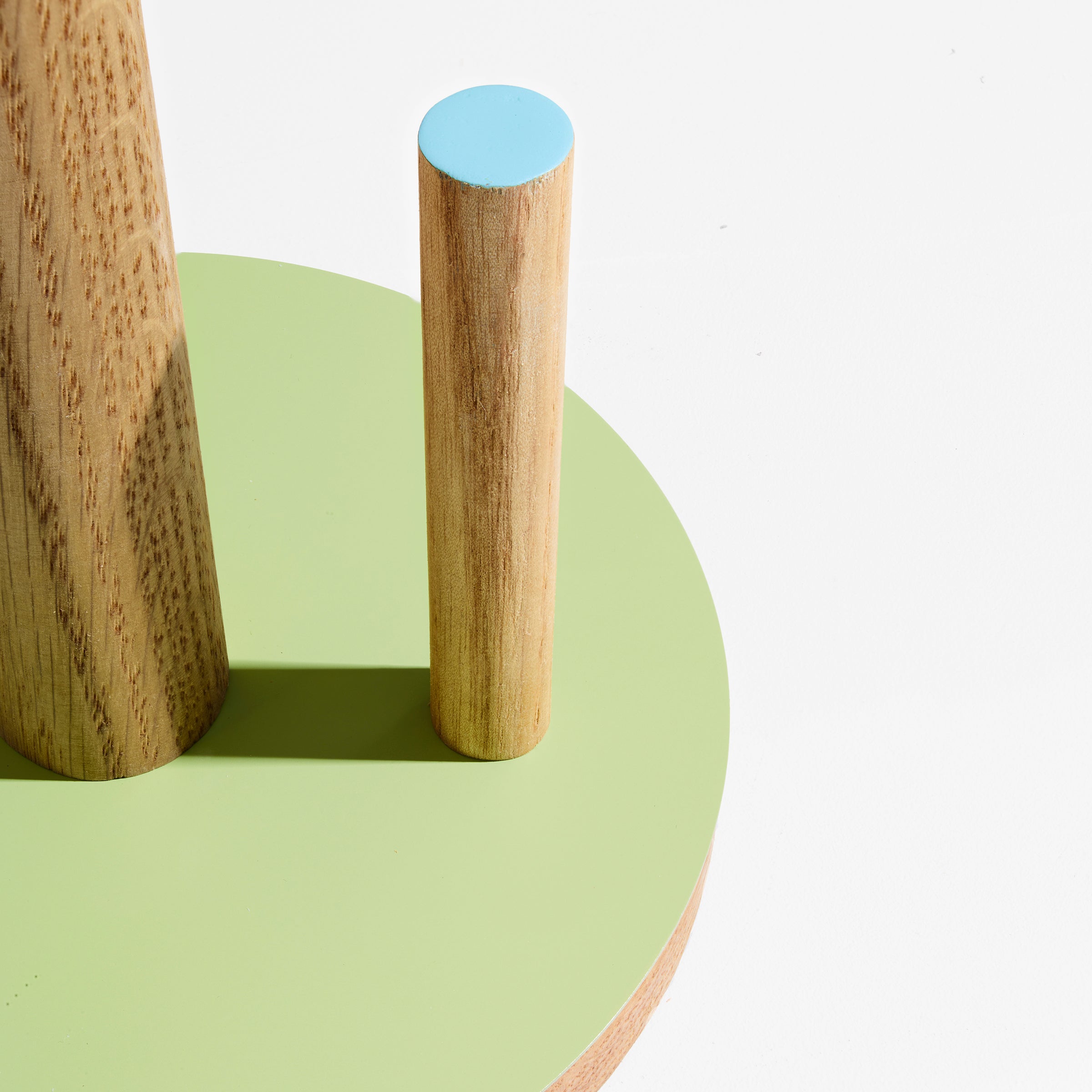 the paper towel keeper - oak/green