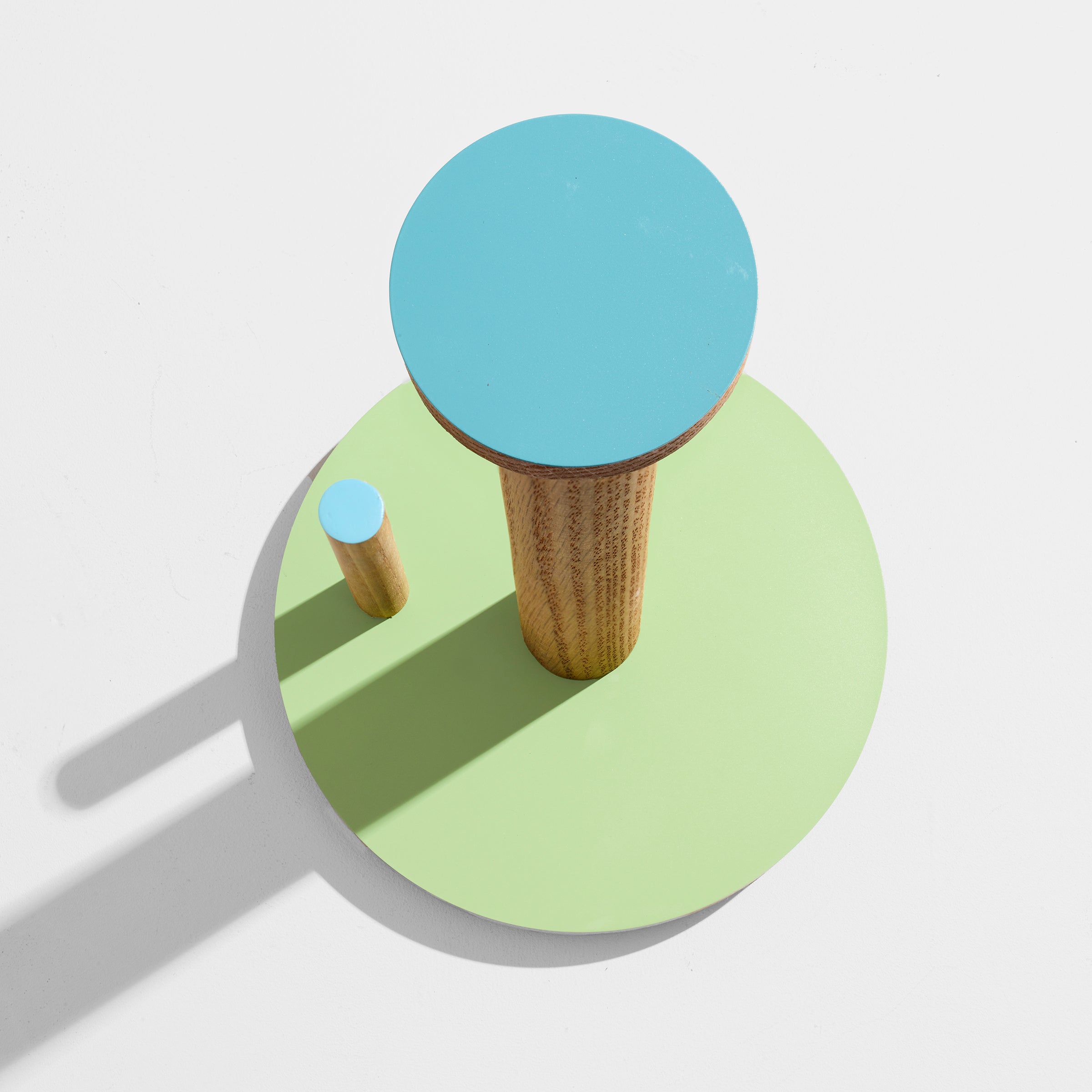 the paper towel keeper - oak/green